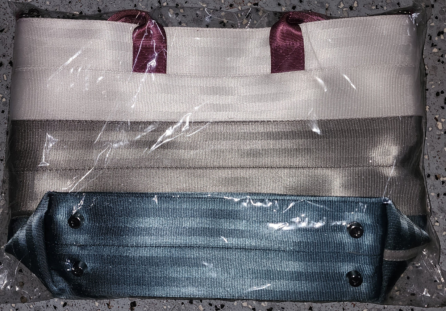 Harveys "Harvey's On Ice" Medium Streamline Tote